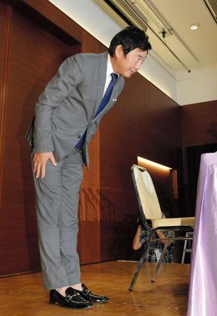 東京都知事選への出馬を断念し会見した石田純一、スーツ姿だがもちろん素足だ（７月１１日撮影）