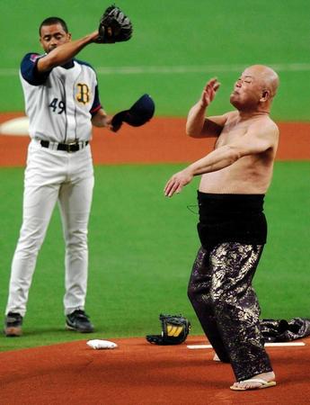 　０５年５月１９日　始球式に登場しマウンド上でパチパチパンチを披露
