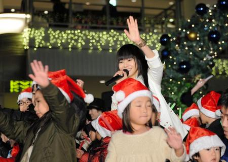 クリスマススペシャルライブで子供たちと一緒にステージに立ち、熱唱する倉木麻衣（中央）＝神奈川・たまプラーザテラス（撮影・開出牧）