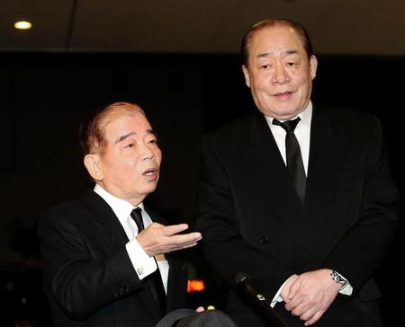 お悔やみの言葉を述べる池乃めだか（左）と島田一の介＝新大阪典礼会館（撮影・北村雅宏）