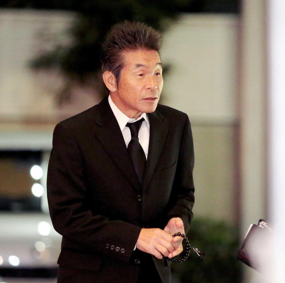 　通夜に参列した間寛平