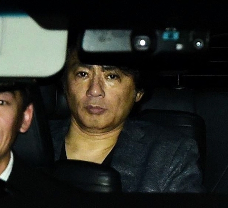 釈放され車で警察を後にするＡＳＫＡ＝東京・湾岸署（撮影・開出牧）