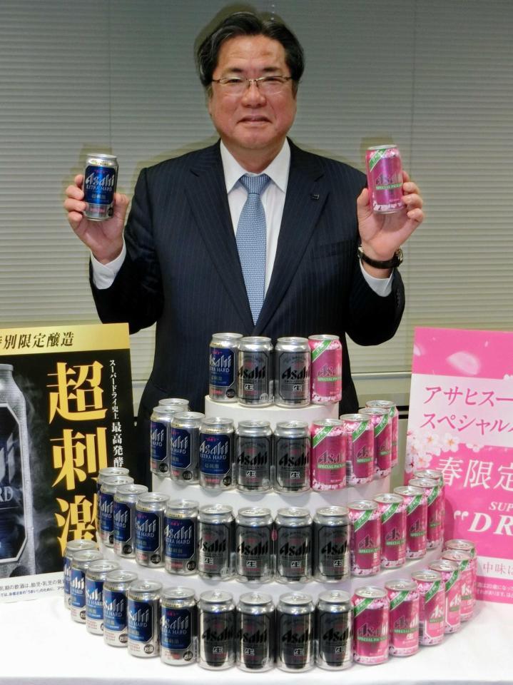 　新商品を前に笑顔を見せるアサヒビール平野伸一社長
