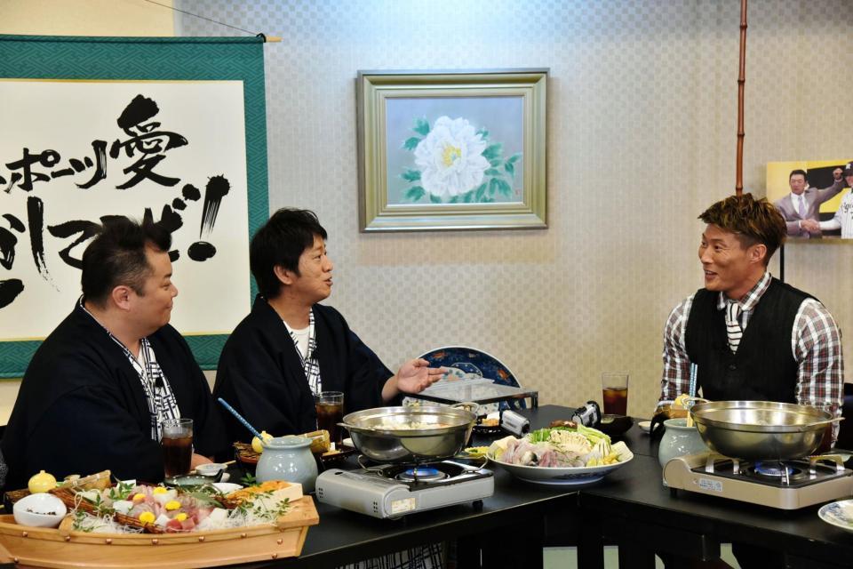 ブラックマヨネーズの質問に答える阪神・糸井嘉男外野手（右端）