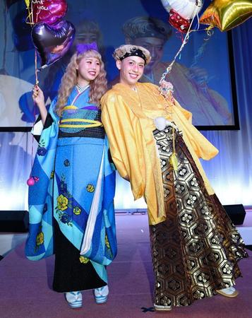 ランウェイでポーズを決めるぺこ（左）とりゅうちぇる＝ベルサール新宿セントラルパーク