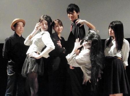 ポーズを決める（左から）浅沼直也監督、たけうち亜美、永尾まりや、根岸拓哉、古里友美、星野音羽＝東京・秋葉原