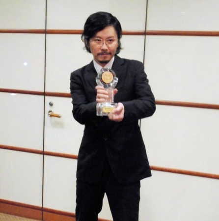 「新人内さまライブチャンピオン大会２０１６」で優勝したマツモトクラブ＝東京・新大久保のグローブ座