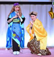 ぺこ（左）の前で沖縄の成人式のポーズを決めるりゅうちぇる＝ベルサール新宿セントラルパーク