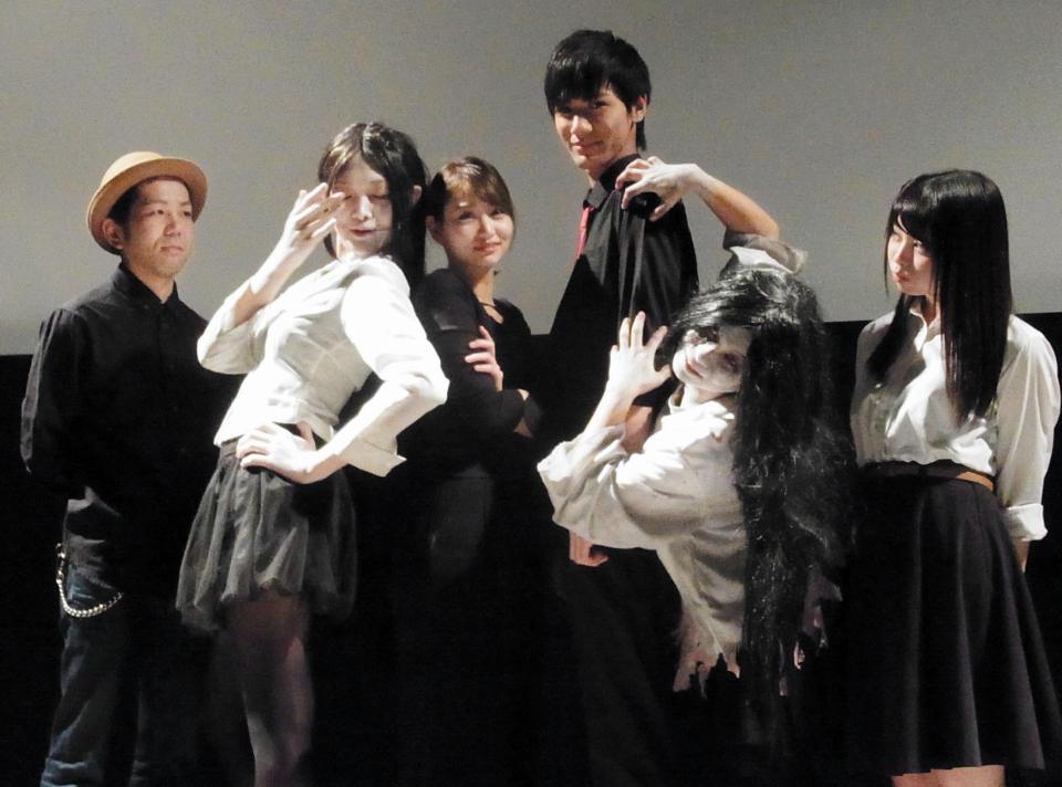 ポーズを決める（左から）浅沼直也監督、たけうち亜美、永尾まりや、根岸拓哉、古里友美、星野音羽＝東京・秋葉原