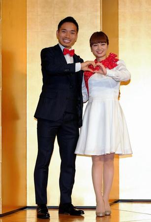 婚約記者会見を行いアモーレポーズを見せる長友佑都と平愛梨＝都内のホテル（撮影・堀内翔）