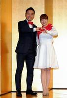 婚約記者会見を行いアモーレポーズを見せる長友佑都と平愛梨＝都内のホテル（撮影・堀内翔）