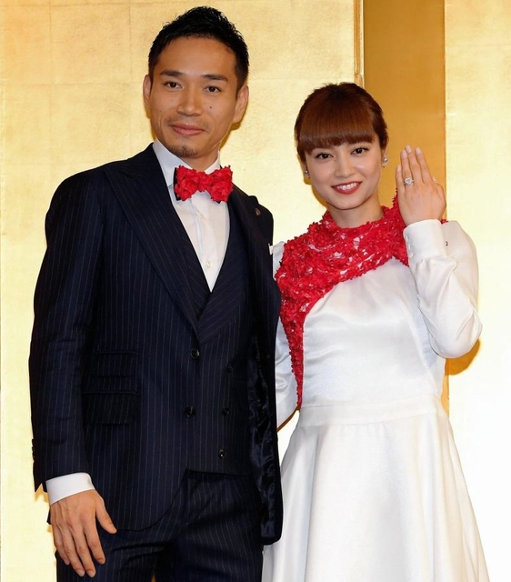 長友 平 僕の中ですごいしっかりしてる女性 結婚会見一問一答 ３ 芸能 デイリースポーツ Online