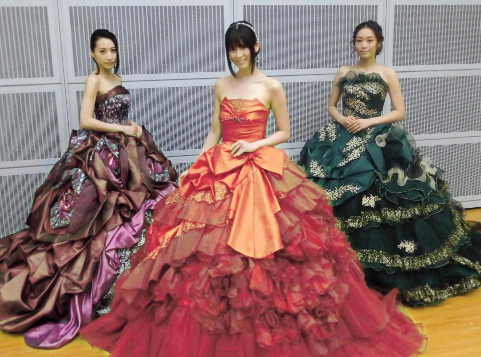 神田うのプロデュースのドレスでコンサートを行ったＫａｌａｆｉｎａ（左からＨｉｋａｒｕ、Ｋｅｉｋｏ、Ｗａｋａｎａ）＝都内