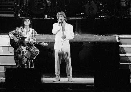 １９８５年４月、北京でのコンサートで歌う「ワム！」時代のジョージ・マイケルさん（ＡＰ＝共同）
