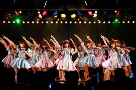 卒業公演で「ハイテンション」をセンターで歌う島崎遥香（中央）＝東京・秋葉原