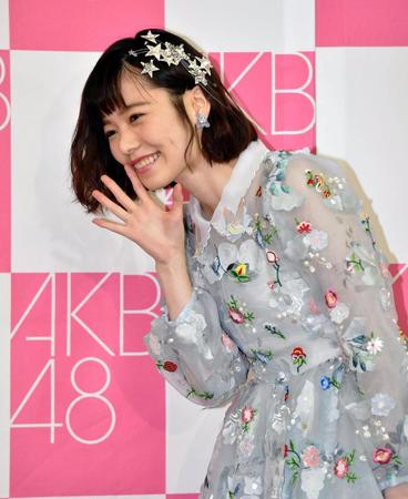 卒業公演後の会見で笑顔で手を振る島崎遥香＝東京都千代田区の思い出ビル（撮影・出月俊成）