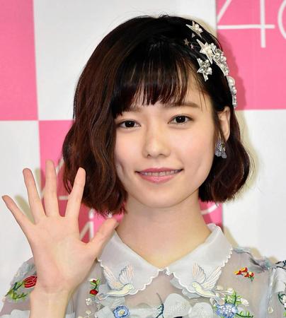 卒業公演を終え、会見で手を振る島崎遥香＝東京都千代田区の思い出ビル（撮影・出月俊成）
