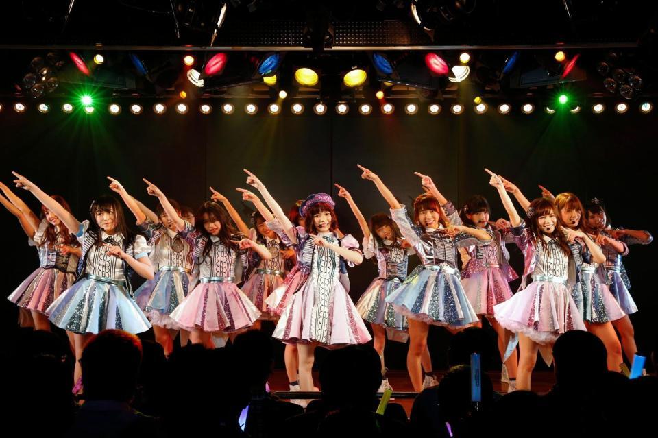 卒業公演で「ハイテンション」をセンターで歌う島崎遥香（中央）＝東京・秋葉原