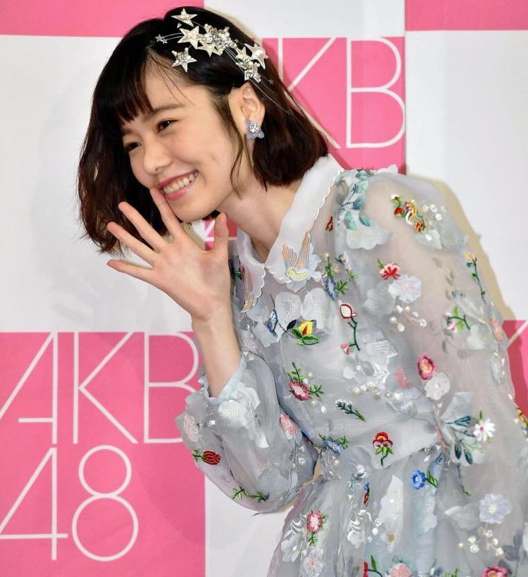 卒業公演後の会見で笑顔で手を振る島崎遥香＝東京都内