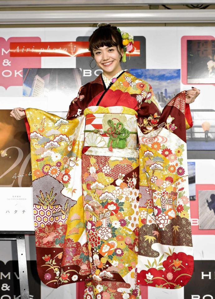 　着物姿を披露した松井愛莉＝都内（撮影・出月俊成）