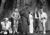 米ロサンゼルスで「スター・ウォーズ」関連の番組を撮影中のキャリー・フィッシャーさん（右から３人目）とマーク・ハミル（右から１人目）＝１９７８年11月（ＡＰ＝共同）
