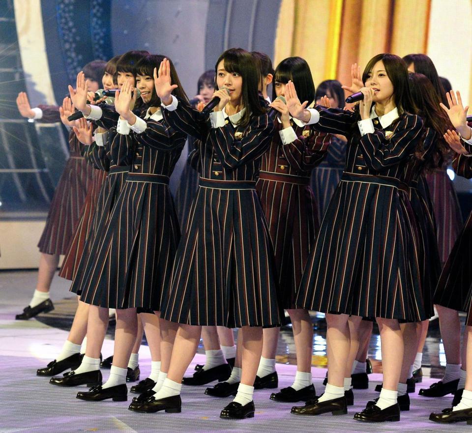 熱唱する橋本奈々未（中央）ら乃木坂４６のメンバー＝ＮＨＫホール（撮影・園田高夫）