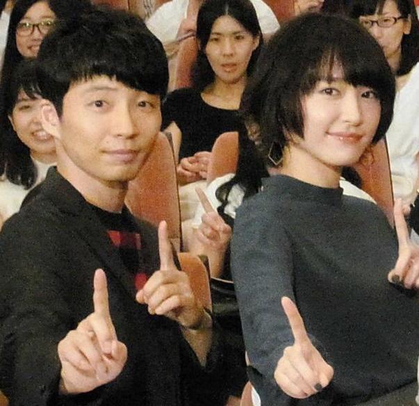 「逃げるは恥だが役に立つ」で共演した星野源（左）と新垣結衣