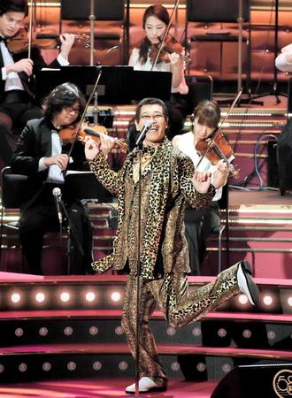 　オーケストラをバックにＰＰＡＰを披露するピコ太郎