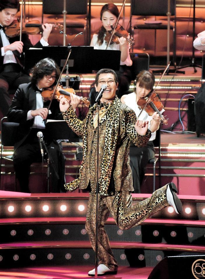 　オーケストラをバックにＰＰＡＰを披露するピコ太郎