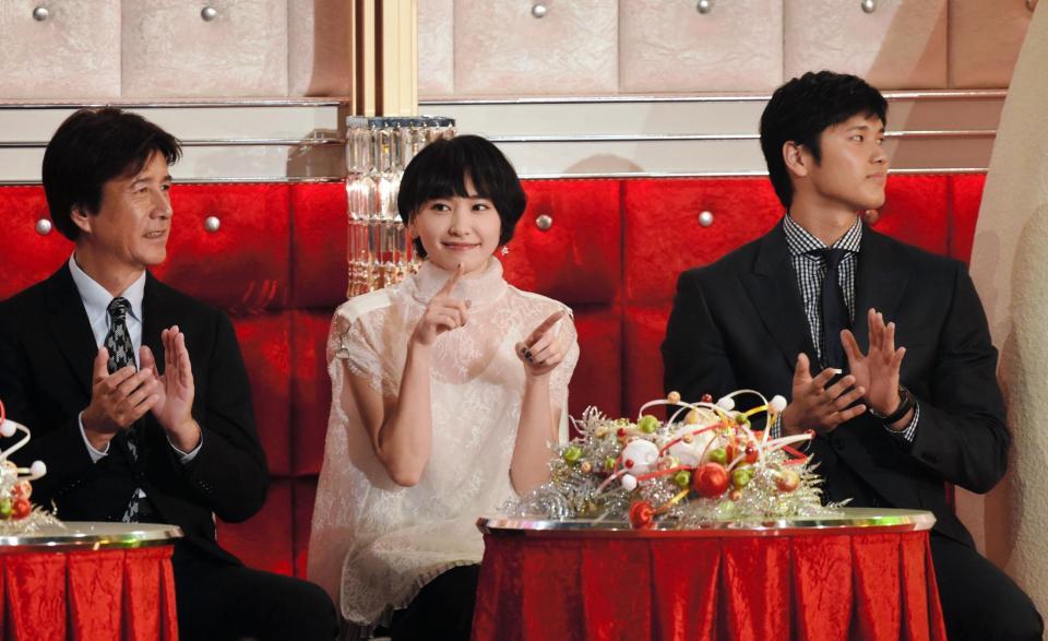 ステージの星野源に合わせて恋ダンスをする新垣結衣（中央）。右は大谷翔平、左は草刈正雄＝東京・ＮＨＫホール