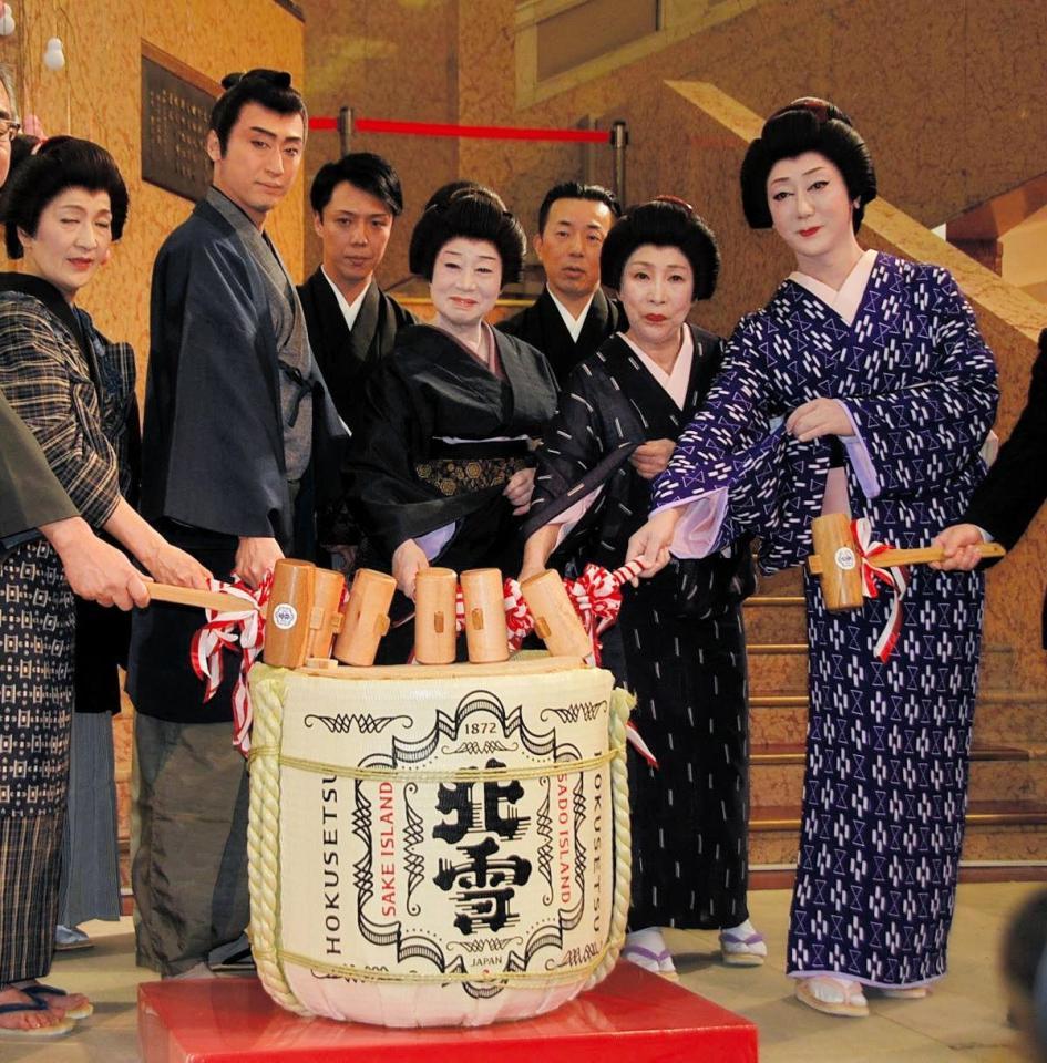 鏡開きに参加した喜多村緑郎（左から２人目）＝東京・三越本店