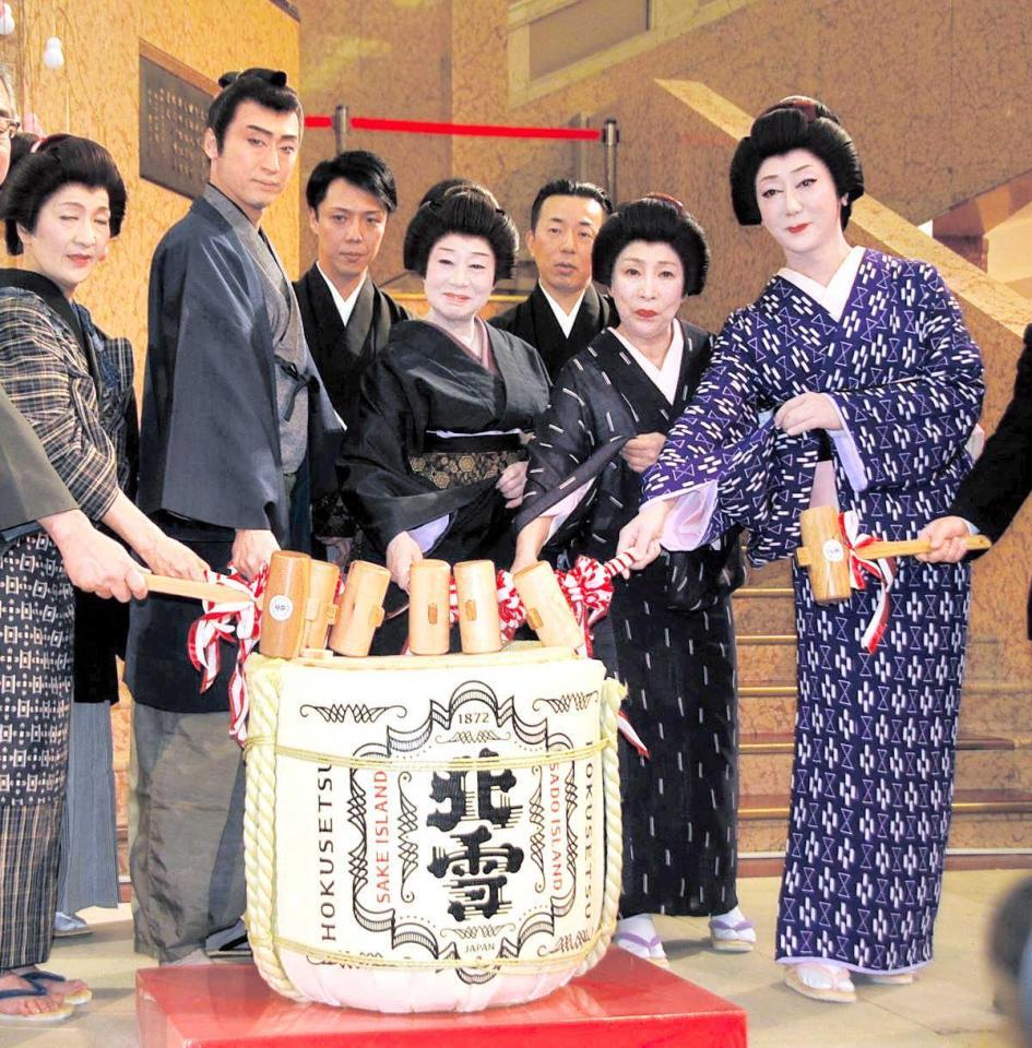 　鏡開きに参加した喜多村緑郎（左から２人目）＝東京・三越本店