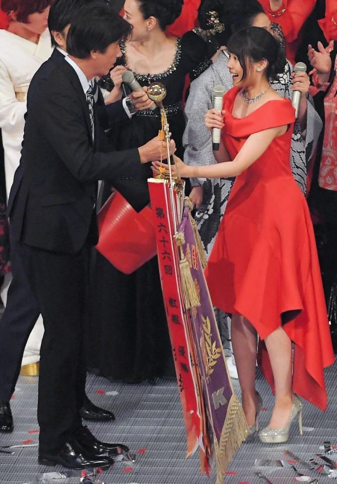 　ゲスト審査員の草刈正雄（左）から優勝旗を受け取る紅組司会の有村架純