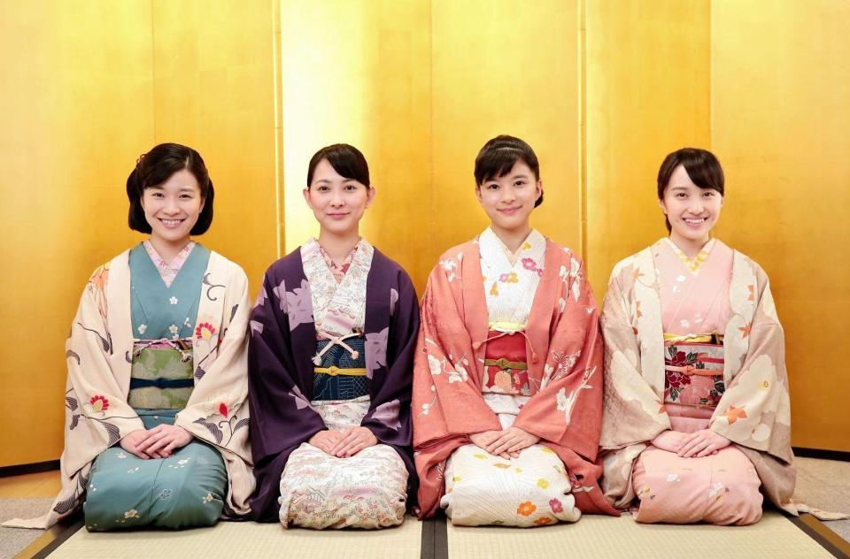 　晴れ着姿を披露した（左から）土村芳、谷村美月、芳根京子、百田夏菜子