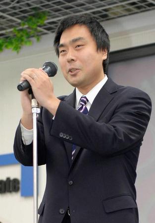 　こども将棋大会の開会式であいさつする三浦弘行九段＝群馬県高崎市