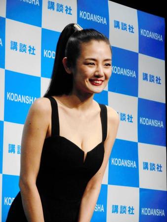 最新写真集の発売記念イベントを行った片山萌美＝東京・渋谷ヒカリエ　ＣＵＢＥ