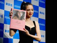 最新写真集の発売記念イベントを行った片山萌美＝東京・渋谷ヒカリエ　ＣＵＢＥ