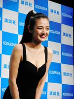 最新写真集の発売記念イベントを行った片山萌美＝東京・渋谷ヒカリエ　ＣＵＢＥ