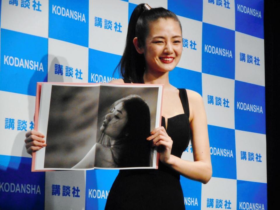 最新写真集の発売記念イベントを行った片山萌美＝東京・渋谷ヒカリエ　ＣＵＢＥ