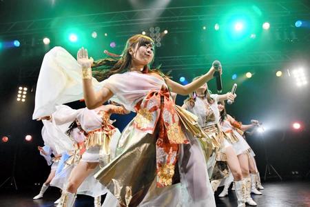 着物風の衣装でパフォーマンスするＬｉｎＱ＝東京・渋谷