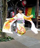 　晴着でジャンプし、新成人の飛躍を誓った唯月ふうか＝東京・目黒の大圓寺