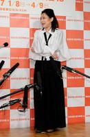 囲み会見で桃井かおりの物まねをする椿鬼奴＝東京・寺田倉庫（撮影・開出牧）