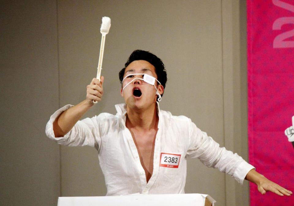 「Ｒ-１ぐらんぷり」予選に出場し、退魔剣（棒タワシ）を持って勇者ネタを展開した関西テレビの服部優陽アナ＝大阪市内