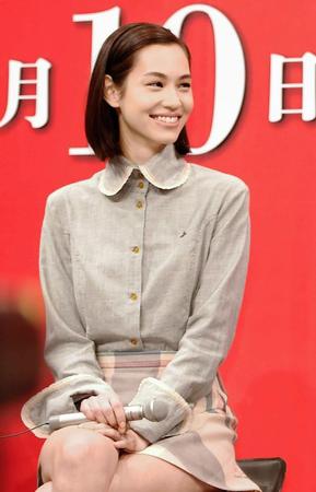 草なぎ剛と共演する水原希子＝都内