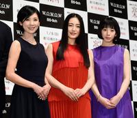 舞台あいさつでポーズをとる（左から）黒木瞳、仲間由紀恵、夏帆＝東京国際フォーラム（撮影・開出牧）