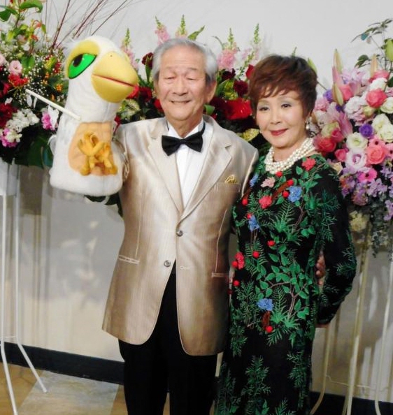 「芸能生活５０周年記念公演」を行った小松政夫（左）と園まり＝東京・有楽町のよみうりホール