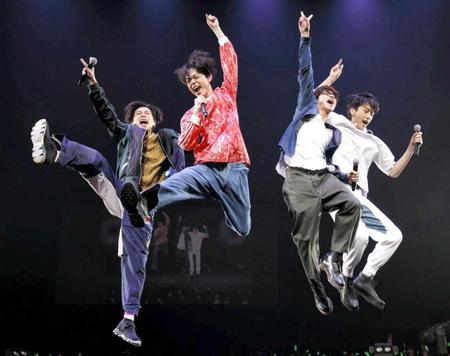 　　ジャンプするグリーンボーイズの（左から）成田凌、菅田将暉、横浜流星、杉野遥亮＝さいたまスーパーアリーナ