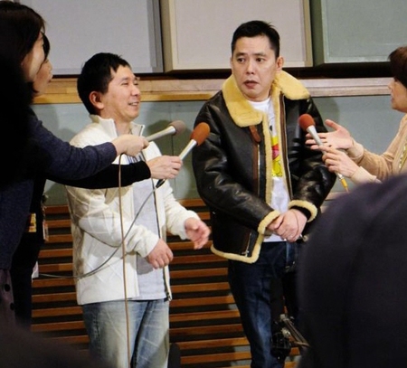 山口もえの妊娠について語る爆笑問題の（左から）田中裕二、太田光