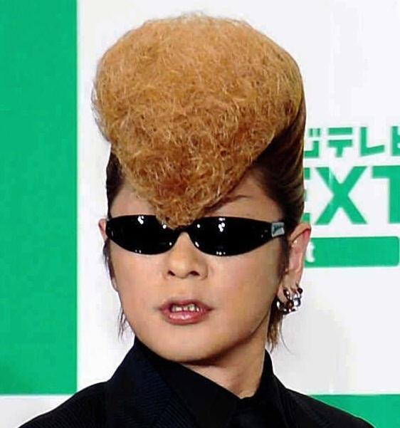 綾小路翔、母親との成人式写真を披露 氣志團結成20周年で/芸能