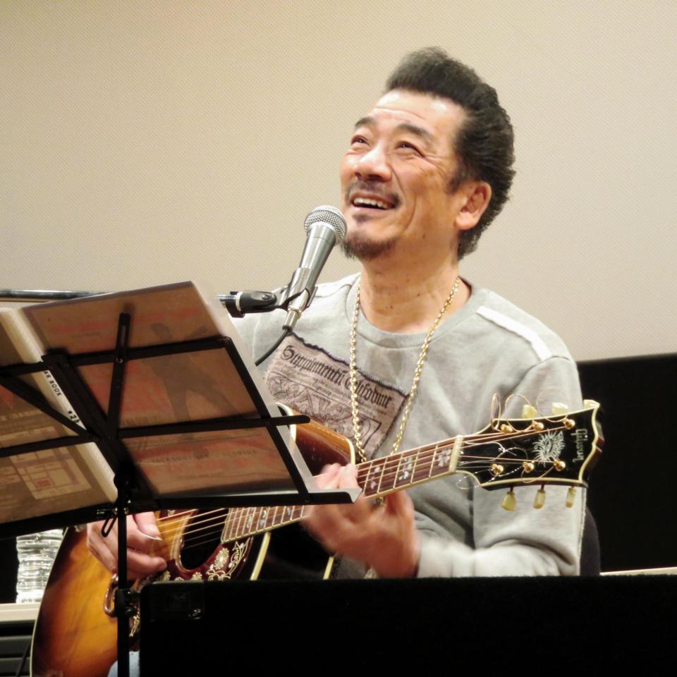 エルヴィス・プレスリーへの思い込め、弾き語りで熱唱した宇崎竜童＝都内